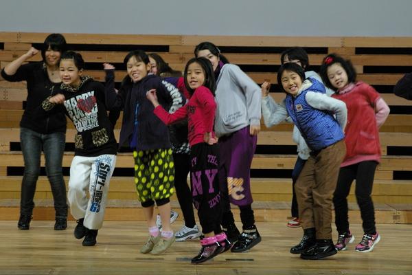 子供達がダンスを楽しそうに右手にポーズ写真